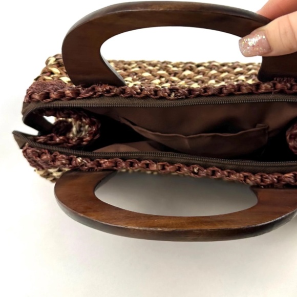 Vintage Woven Top Handle Medium Sized Handbag • Straw and Natural Fibers • Wood - Picture 9 of 10